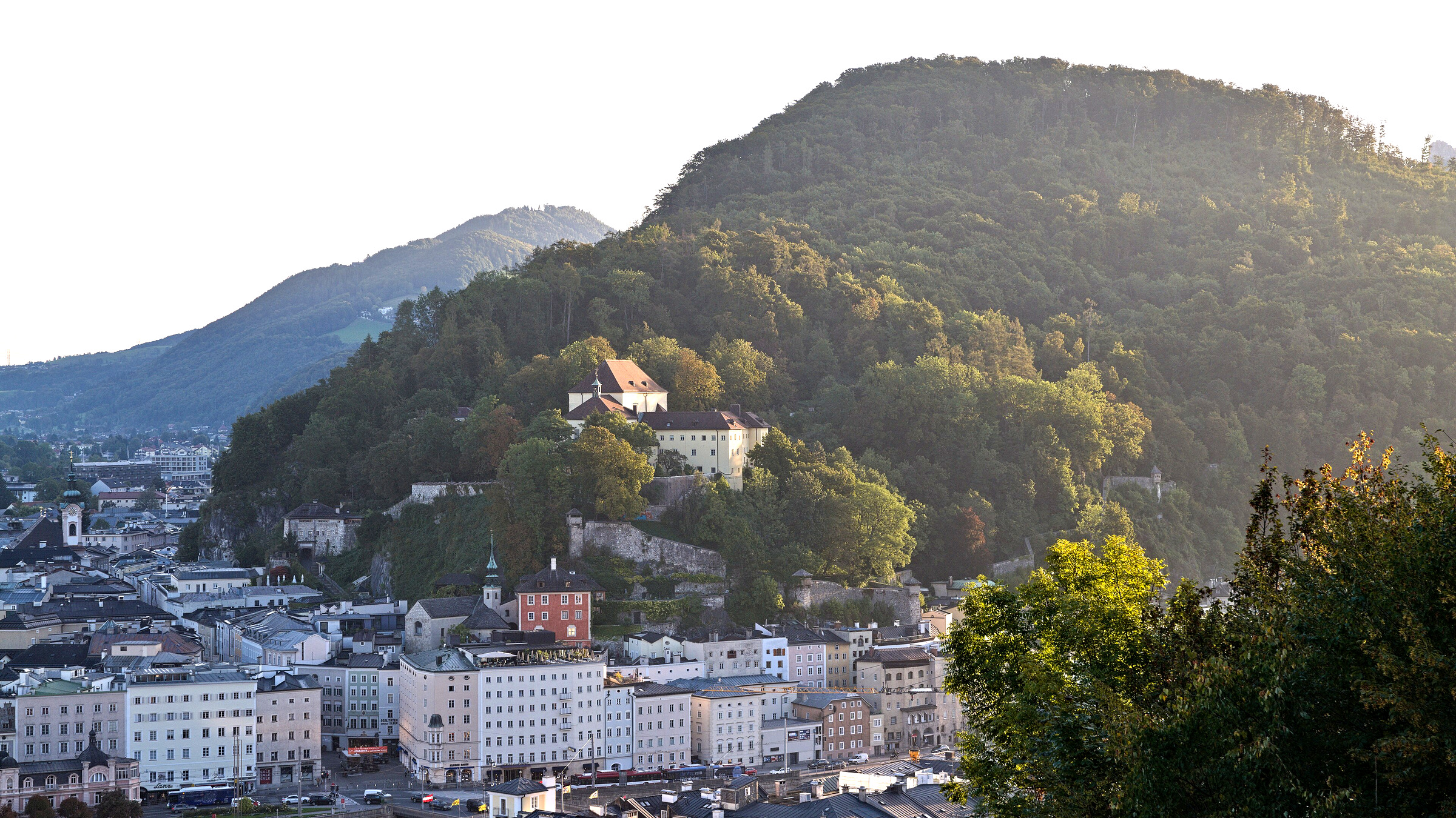 Kapuzinerberg mit Wald, Stadtwegen und Salzburger Umgebung